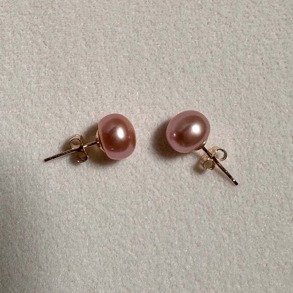 14K Yellow Gold Genuine Pink
Freshwater Pearl Stud Earrings - Pearl
Earrings - Picture 8 of 10